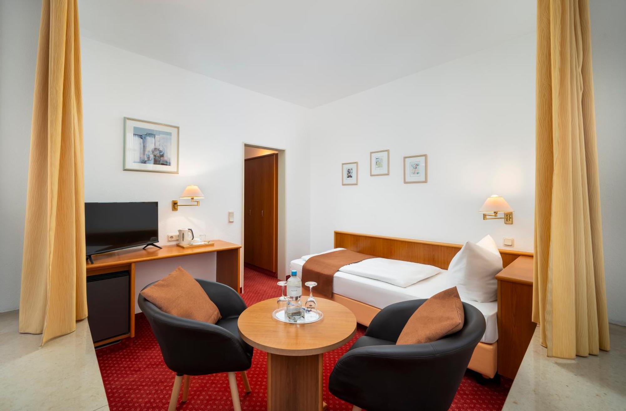 Arkaden Hotel Келькхайм Экстерьер фото