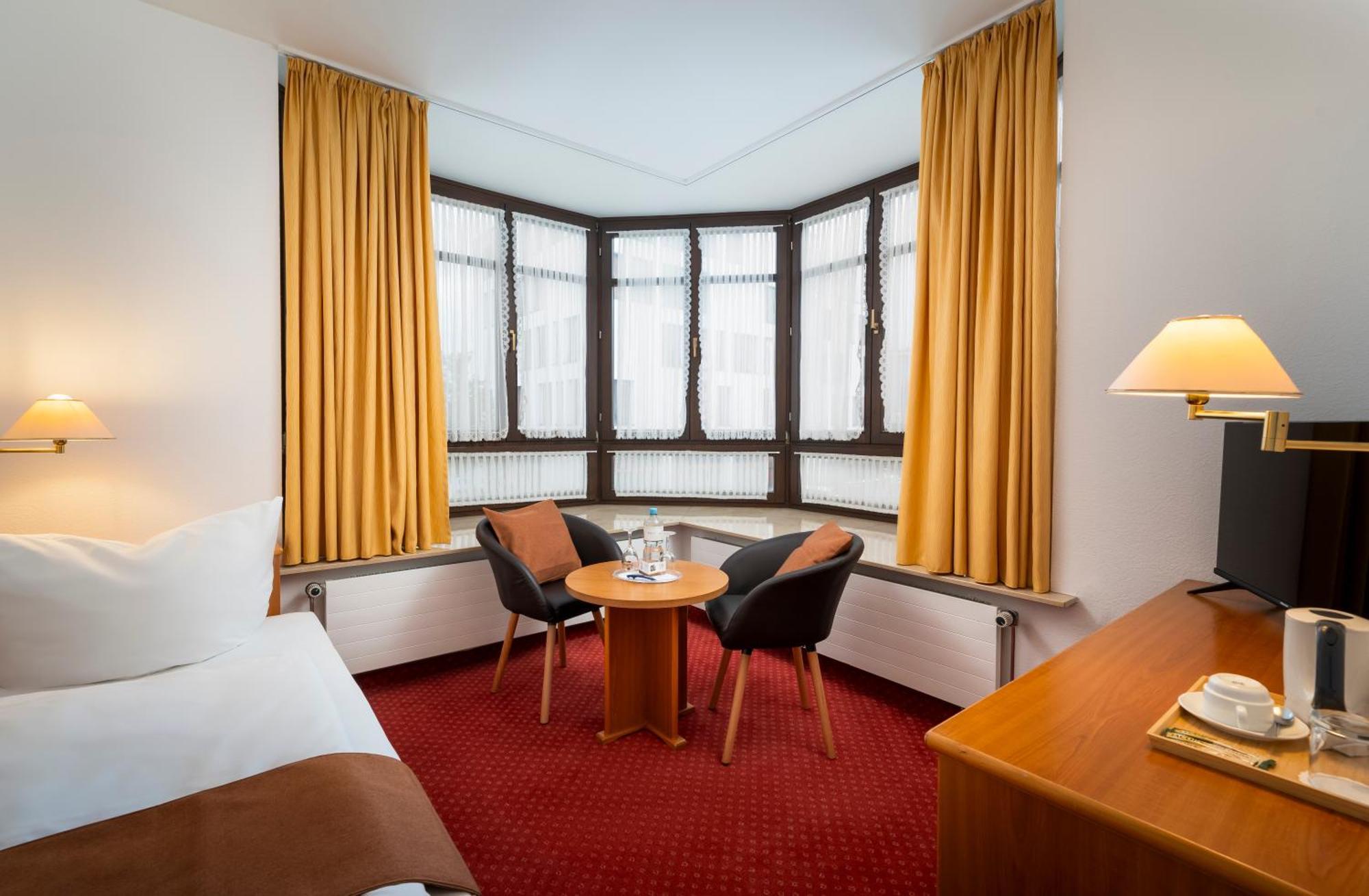 Arkaden Hotel Келькхайм Экстерьер фото