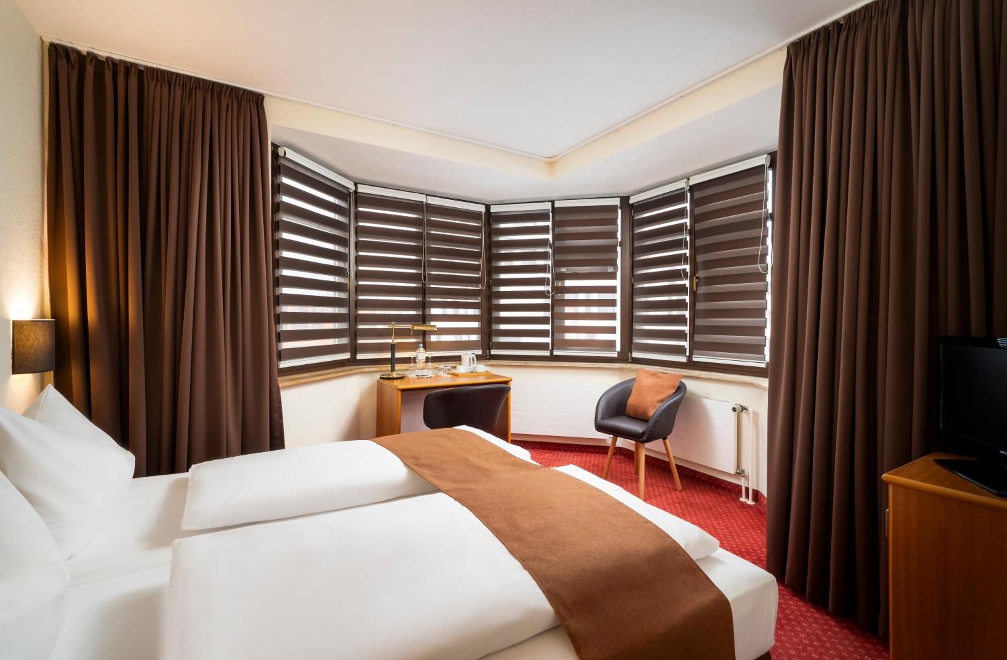 Arkaden Hotel Келькхайм Экстерьер фото